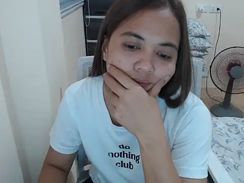 xTheLastVIRGINx online show from April 19, 2026, 12:17 pm