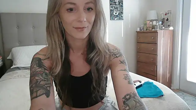 Heyitsmee33 online show from November 18, 2025, 12:41 pm