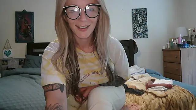 Snapshot of Heyitsmee33 chatting on July 8, 2026, 9:15 pm Heyitsmee33 online show from July 8, 2026, 9:15 pm
