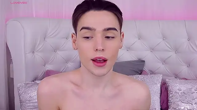 Snapshot of RobbyCharming chatting on March 6, 2025, 7:43 pm RobbyCharming online show from March 6, 2025, 7:43 pm