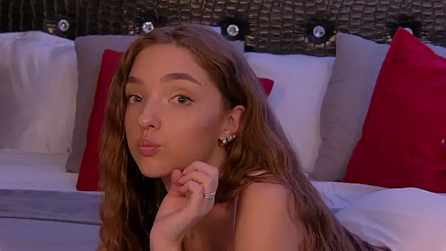 Snapshot of VirginieCruz chatting on March 17, 2025, 8:40 pm VirginieCruz online show from March 17, 2025, 8:40 pm