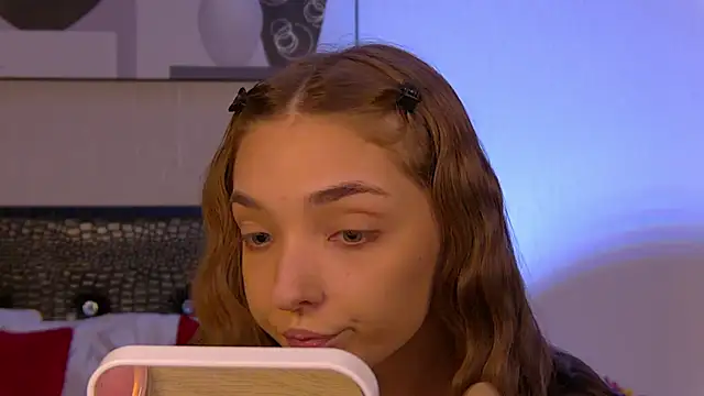 Snapshot of VirginieCruz chatting on November 4, 2025, 7:28 pm VirginieCruz online show from November 4, 2025, 7:28 pm