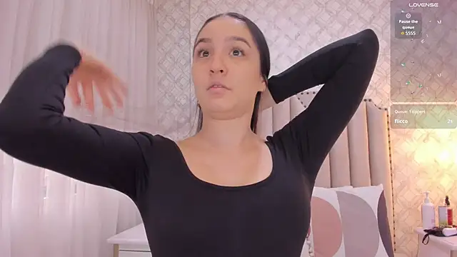 Pia Johnson  online show from December 5, 2025, 11:42 am