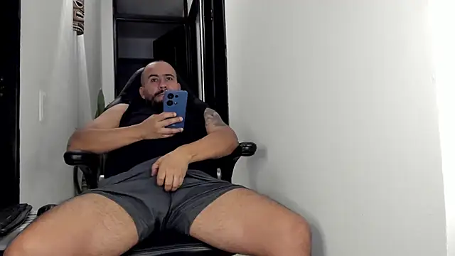 dylanstrong  online show from April 11, 2026, 12:07 am