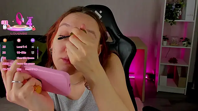 Snapshot of Fera1_Berry chatting on February 4, 2026, 12:38 am Fera1 Berry online show from February 4, 2026, 12:38 am