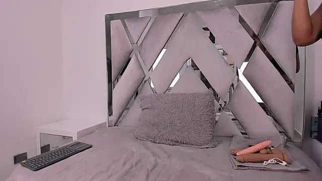 Naughty  Mom online show from February 4, 2025, 6:17 pm