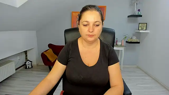 Snapshot of LollaGirl chatting on November 11, 2025, 4:18 am LollaGirl online show from November 11, 2025, 4:18 am