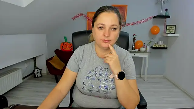 Snapshot of LollaGirl chatting on October 28, 2025, 4:24 am LollaGirl online show from October 28, 2025, 4:24 am