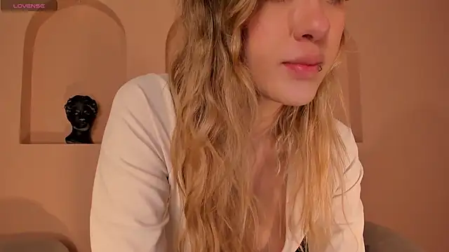 EveBensonX online show from April 21, 2026, 8:15 pm