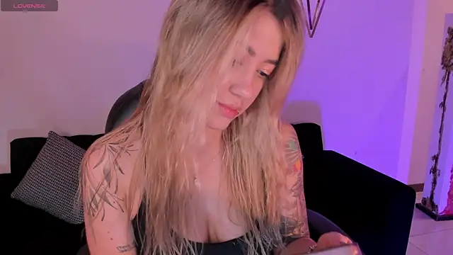 EveBensonX online show from November 30, 2025, 12:28 pm