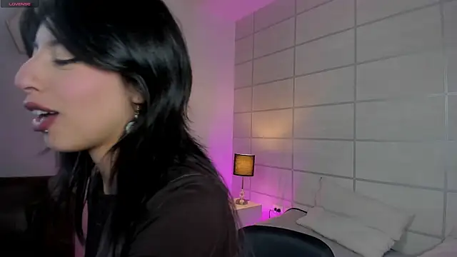 NanaRott online show from April 17, 2026, 7:38 pm