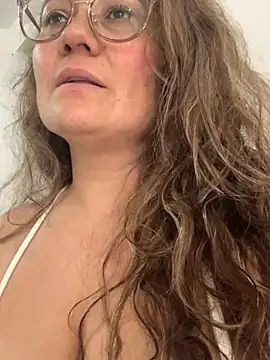 Snapshot of gabiTetas chatting on December 10, 2024, 7:43 pm gabiTetas online show from December 10, 2024, 7:43 pm