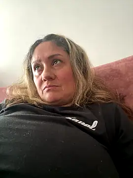 Snapshot of gabiTetas chatting on October 19, 2025, 8:33 pm gabiTetas online show from October 19, 2025, 8:33 pm