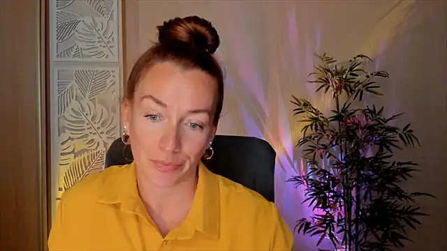Snapshot of RebeccaMartinez chatting on July 25, 2026, 6:21 am RebeccaMartinez online show from July 25, 2026, 6:21 am