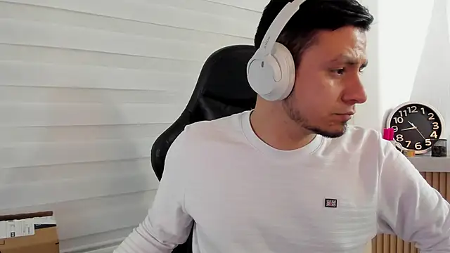 Snapshot of Rick_Diesel_ chatting on November 4, 2025, 3:43 am Rick Diesel online show from November 4, 2025, 3:43 am