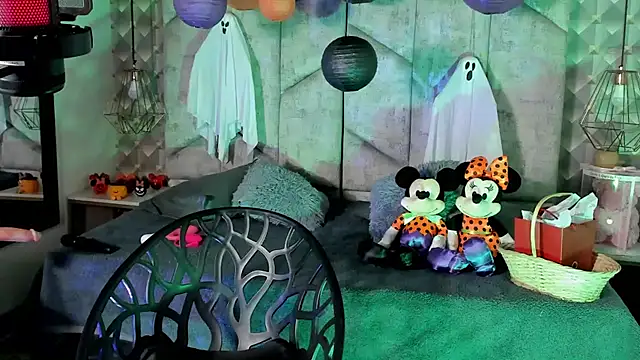 NiicolleMiller online show from October 30, 2025, 11:45 pm