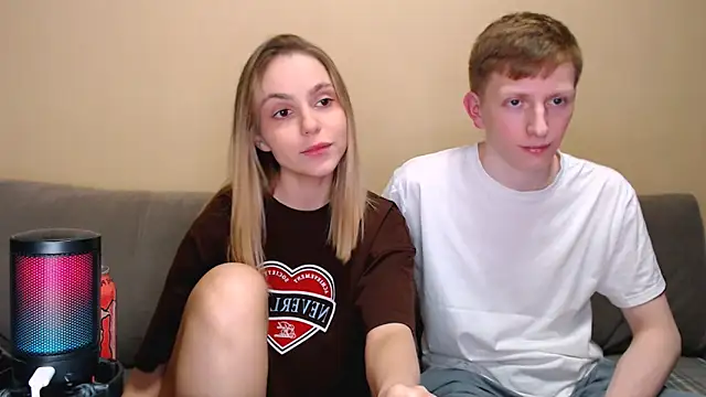 juliaanddima online show from April 4, 2026, 10:38 pm