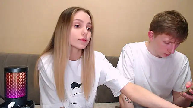 Snapshot of juliaanddima chatting on February 28, 2026, 10:53 pm juliaanddima online show from February 28, 2026, 10:53 pm