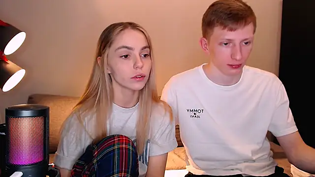 Snapshot of juliaanddima chatting on November 18, 2025, 10:24 pm juliaanddima online show from November 18, 2025, 10:24 pm