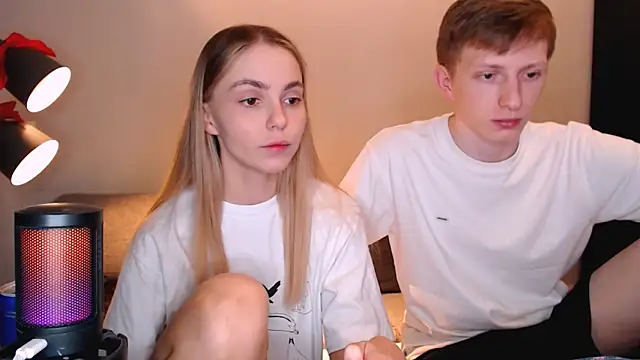 Snapshot of juliaanddima chatting on December 17, 2025, 10:04 pm juliaanddima online show from December 17, 2025, 10:04 pm