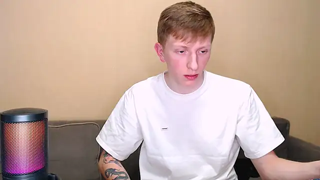 Snapshot of juliaanddima chatting on February 8, 2026, 10:40 pm juliaanddima online show from February 8, 2026, 10:40 pm