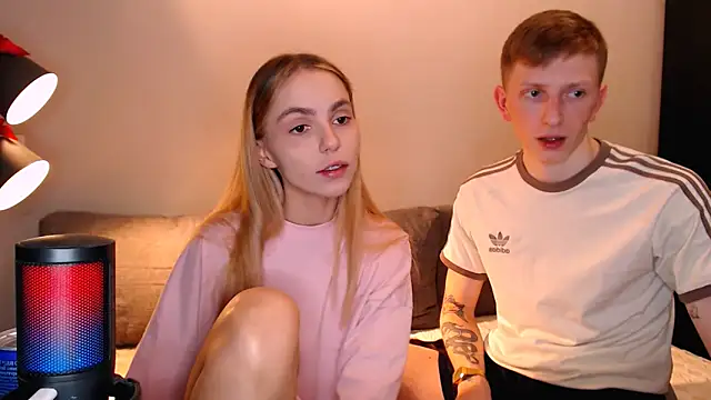 Snapshot of juliaanddima chatting on November 14, 2025, 10:13 pm juliaanddima online show from November 14, 2025, 10:13 pm