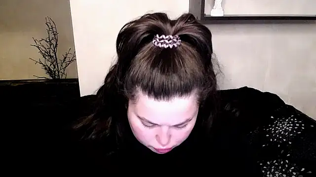 Emily Mo online show from November 11, 2025, 6:30 am