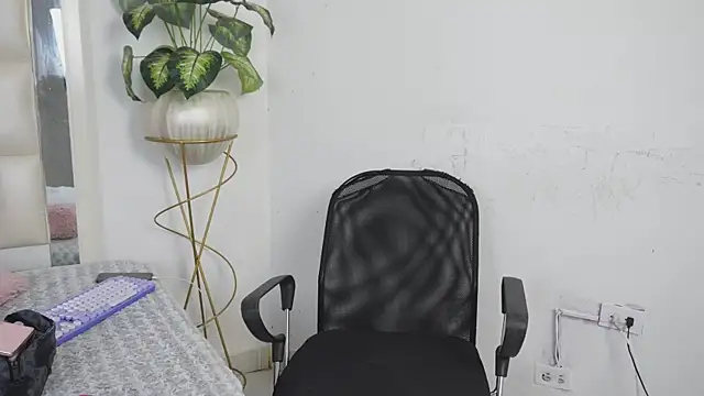 Snapshot of Anais_aradia chatting on September 21, 2025, 6:18 am Anais aradia online show from September 21, 2025, 6:18 am