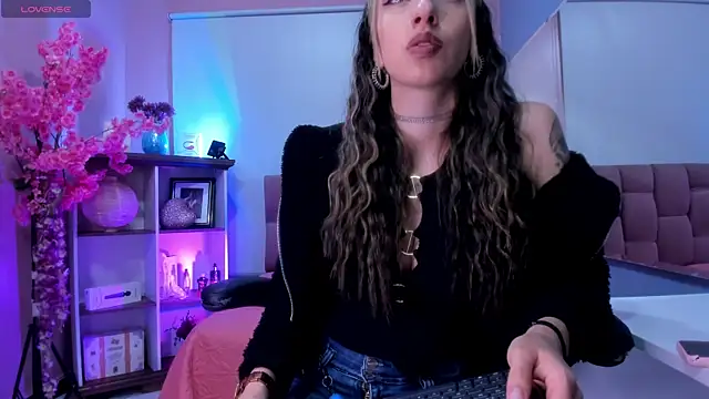 mia thompsonn  online show from November 27, 2025, 2:17 pm