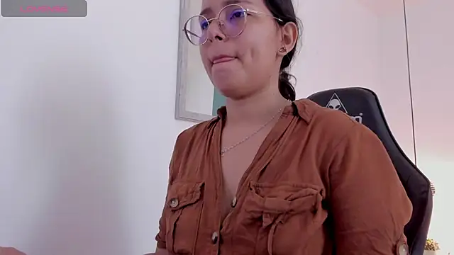 lucy blue28 online show from April 9, 2026, 1:06 pm