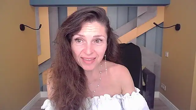 Snapshot of EllaLong chatting on June 16, 2026, 11:32 am EllaLong online show from June 16, 2026, 11:32 am