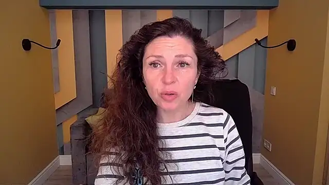 EllaLong online show from April 10, 2026, 11:28 am