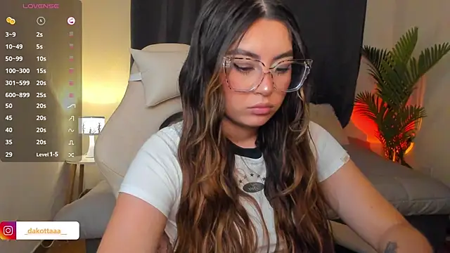 dakottaa  online show from March 29, 2026, 12:01 am