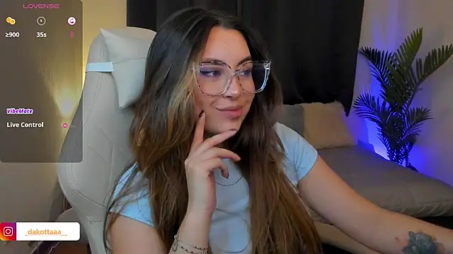 Snapshot of dakottaa_ chatting on February 2, 2026, 11:37 pm dakottaa online show from February 2, 2026, 11:37 pm