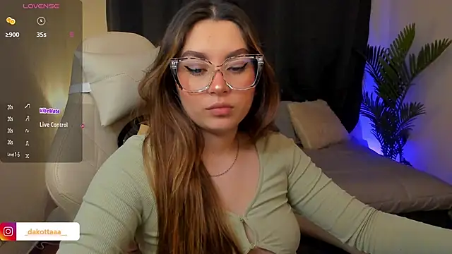 Snapshot of dakottaa_ chatting on November 18, 2025, 11:37 pm dakottaa online show from November 18, 2025, 11:37 pm