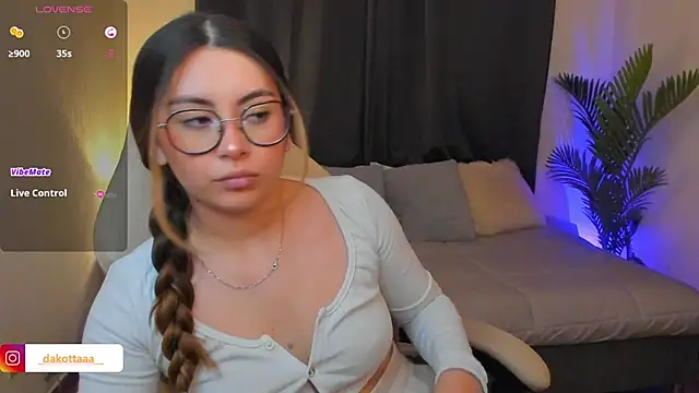 Snapshot of dakottaa_ chatting on February 11, 2026, 11:37 pm dakottaa online show from February 11, 2026, 11:37 pm