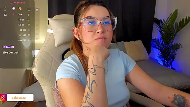 Snapshot of dakottaa_ chatting on October 30, 2025, 11:34 pm dakottaa online show from October 30, 2025, 11:34 pm