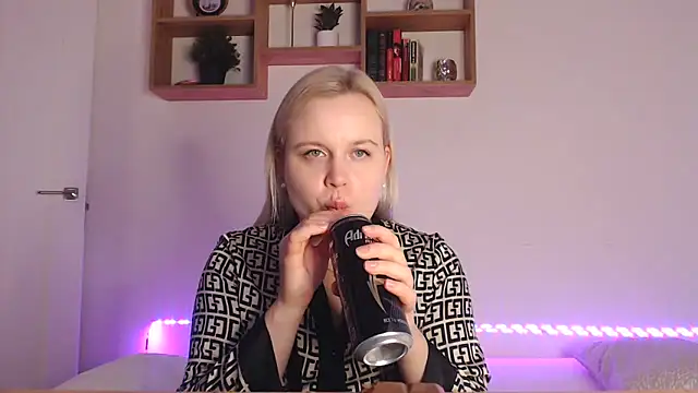 Snapshot of Karolina_love_ chatting on October 25, 2025, 5:24 pm Karolina love online show from October 25, 2025, 5:24 pm