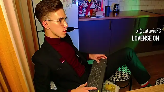 Snapshot of Midnighter_ chatting on September 22, 2025, 3:12 am Midnighter  online show from September 22, 2025, 3:12 am