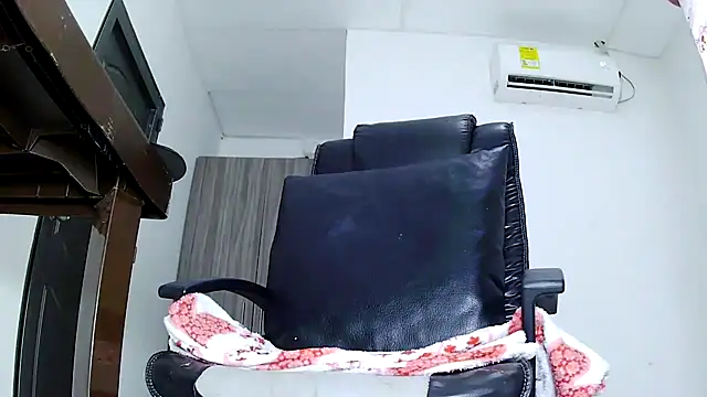 Snapshot of Violetacam_05 chatting on November 30, 2025, 10:38 am Violetacam 05 online show from November 30, 2025, 10:38 am