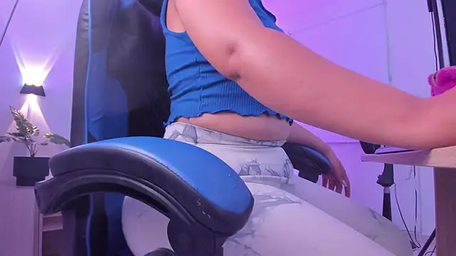 izaro22 online show from November 29, 2025, 3:06 am