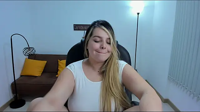 Snapshot of camiilaa1 chatting on February 8, 2025, 7:59 am camiilaa1 online show from February 8, 2025, 7:59 am