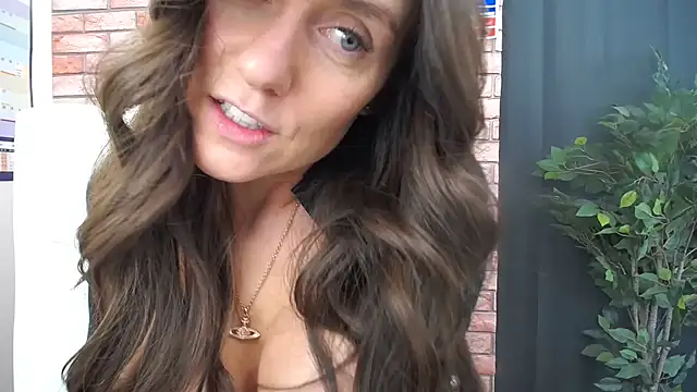 Snapshot of HarleyRebz chatting on November 18, 2025, 1:14 pm HarleyRebz online show from November 18, 2025, 1:14 pm