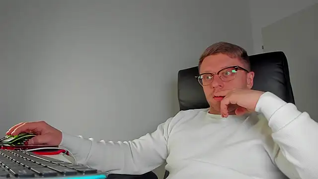Snapshot of Findom_guy chatting on March 18, 2025, 4:28 pm Findom guy online show from March 18, 2025, 4:28 pm