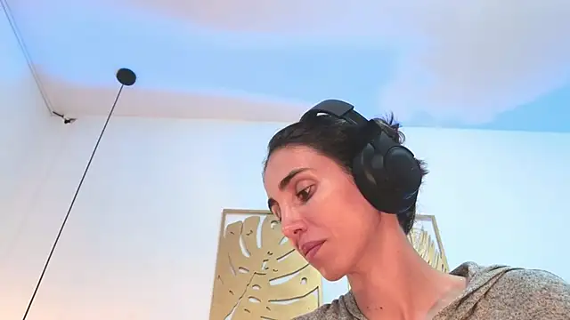 Snapshot of Nina_Cavaali chatting on October 8, 2025, 6:19 pm Nina Cavaali online show from October 8, 2025, 6:19 pm