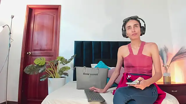 Snapshot of Nina_Cavaali chatting on October 15, 2025, 6:16 pm Nina Cavaali online show from October 15, 2025, 6:16 pm