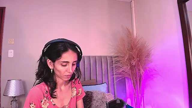 Snapshot of Nina_Cavaali chatting on September 8, 2025, 6:18 pm Nina Cavaali online show from September 8, 2025, 6:18 pm