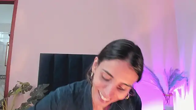 Nina Cavaali online show from December 5, 2025, 6:17 pm