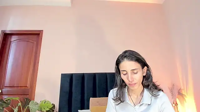 Nina Cavaali online show from November 17, 2025, 6:23 pm