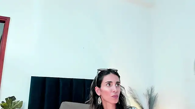 Snapshot of Nina_Cavaali chatting on February 5, 2025, 6:15 pm Nina Cavaali online show from February 5, 2025, 6:15 pm
